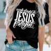 Black Work Slayin' & Jesus Prayin' Letter Print Graphic Tee